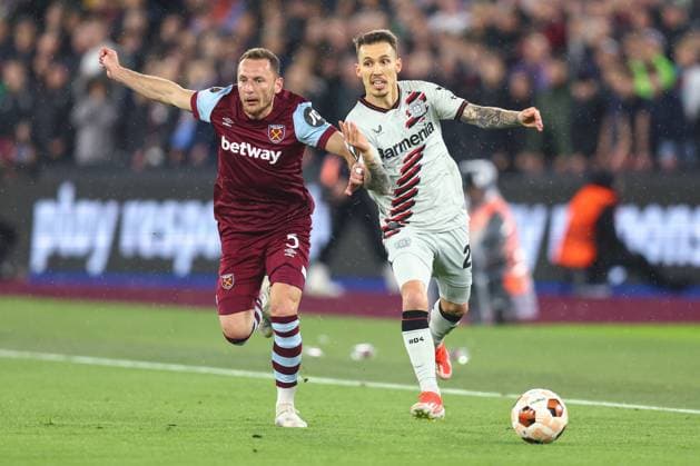 West Ham v Leverkusen 18 April 2024, London - UEFA EUROPA League, Quarter-Final (Second Leg) - West Ham United v Bayer 04 Leverkusen - Vladimir Coufal of West Ham and Alex Grimaldo of Bayer Leverkusen - Photo: Charlotte Wilson Offside. London UK Copyright: xCharlottexWilsonx xOffsidexOffside