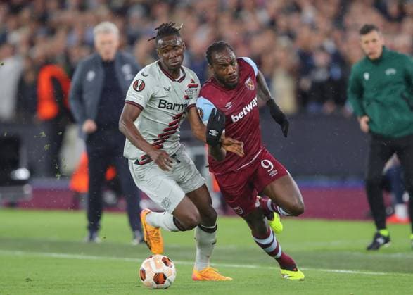 UEFA Europa League Quarter-Final West Ham United v Bayer 04 Leverkusen Odilon Kossounou of Bayer Leverkusen tackles Michail Antonio of West Ham United, during the UEFA Europa League Quarter-Final match West Ham United vs Bayer 04 Leverkusen at London Stadium, London, United Kingdom, 18th April 2024 (Photo by Gareth Evans News Images) London London Stadium United Kingdom Copyright: xGarethxEvans NewsxImagesx