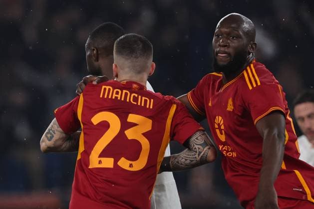 Football: UEFA Europa League 2023-2024 - Quarter Final football match As Roma vs AC Milan at Olympic Stadium in Rome on 18th April 2024 Rome, Italy 18.04.2024: Gianluca Mancini of Roma score the goal 1-0 and celebrate with the team during the UEFA Europa League 2023-2024, quarter final , football match between AS Roma vs AC Milan at Olympic Stadium in Rome. Rome Olympic italy italy Copyright: xmarcoxiacobucci