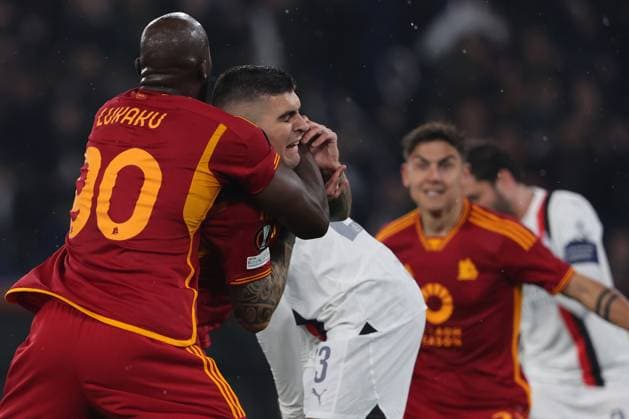 Football: UEFA Europa League 2023-2024 - Quarter Final football match As Roma vs AC Milan at Olympic Stadium in Rome on 18th April 2024 Rome, Italy 18.04.2024: Gianluca Mancini of Roma score the goal 1-0 and celebrate with the team during the UEFA Europa League 2023-2024, quarter final , football match between AS Roma vs AC Milan at Olympic Stadium in Rome. Rome Olympic italy italy Copyright: xmarcoxiacobucci