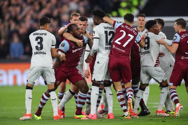UEFA Europa League Quarter-Final West Ham United v Bayer 04 Leverkusen Tempers spill over as the two teams clash, during the UEFA Europa League Quarter-Final match West Ham United vs Bayer 04 Leverkusen at London Stadium, London, United Kingdom, 18th April 2024 (Photo by Gareth Evans News Images) London London Stadium United Kingdom Copyright: xGarethxEvans NewsxImagesx
