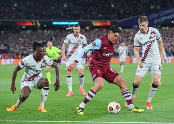 UEFA Europa League Quarter-Final West Ham United v Bayer 04 Leverkusen Edson Ãlvarez of West Ham United holds the ball, during the UEFA Europa League Quarter-Final match West Ham United vs Bayer 04 Leverkusen at London Stadium, London, United Kingdom, 18th April 2024 (Photo by Gareth Evans News Images) London London Stadium United Kingdom Copyright: xGarethxEvans NewsxImagesx