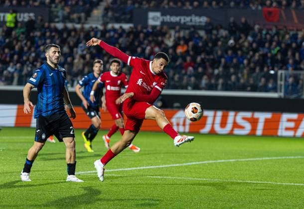 Football - UEFA Europa League - Quarter-Final 2nd Leg - BC Atalanta v Liverpool FC BERGAMO, ITALY - Thursday, April 18, 2024: Liverpool s Trent Alexander-Arnold during the UEFA Europa League Quarter-Final 2nd Leg match between BC Atalanta and Liverpool FC at the Stadio Atleti Azzurri d Italia. (Photo by David Rawcliffe Propaganda) BERGAMO Stadio Atleti Azzurri d Italia LOMBARDY ITALY  Copyright: xDavidxRawcliffex P2024-04-18-Atalanta_Liverpool-35