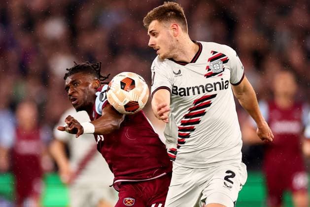 Sport Bilder des Tages 18th April 2024; London Stadium, London, England; Europa League Football, Quarter Final, Second Leg, West Ham United versus Bayer Leverkusen; Mohammed Kudus of West Ham United competes for the ball with Josip Stanisic of Bayer Leverkusen  ActionPlus12631757 ShaunxBrooks