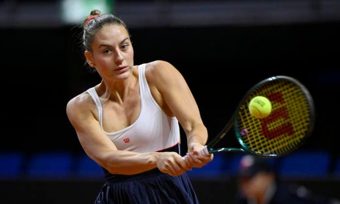 Marta Kostyuk (UKR) Aktion Tennis Damen Porsche-Cup Porsche Tennis Grand Prix GP Stuttgart 2024 Porsche Arena 18.04.2024 DFL REGULATIONS PROHIBIT ANY USE OF PHOTOGRAPHS AS IMAGE SEQUENCES AND OR QUASI-VIDEO Porsche Tennis Grand Prix GP Stuttgart 2024
