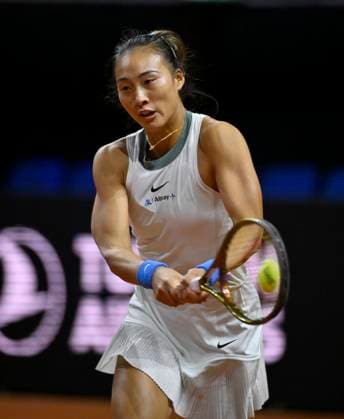 Qinwen Zheng (CHN) Aktion Tennis Damen Porsche-Cup Porsche Tennis Grand Prix GP Stuttgart 2024 Porsche Arena 18.04.2024 DFL REGULATIONS PROHIBIT ANY USE OF PHOTOGRAPHS AS IMAGE SEQUENCES AND OR QUASI-VIDEO Porsche Tennis Grand Prix GP Stuttgart 2024