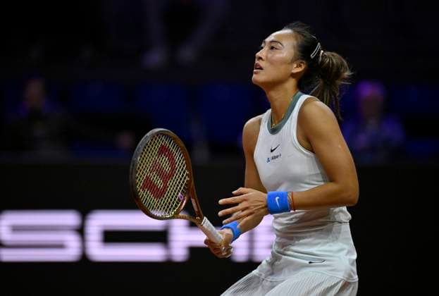 Qinwen Zheng (CHN) Aktion Tennis Damen Porsche-Cup Porsche Tennis Grand Prix GP Stuttgart 2024 Porsche Arena 18.04.2024 DFL REGULATIONS PROHIBIT ANY USE OF PHOTOGRAPHS AS IMAGE SEQUENCES AND OR QUASI-VIDEO Porsche Tennis Grand Prix GP Stuttgart 2024