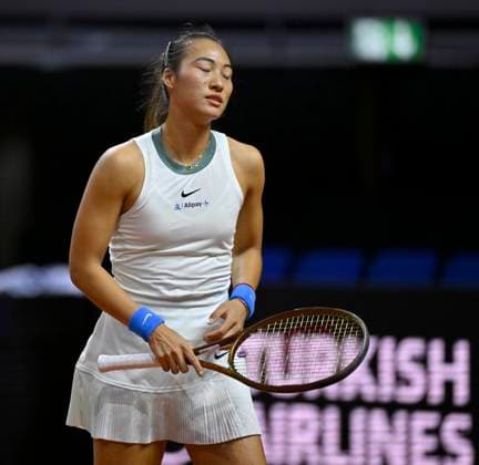 Qinwen Zheng (CHN) enttaeuscht Tennis Damen Porsche-Cup Porsche Tennis Grand Prix GP Stuttgart 2024 Porsche Arena 18.04.2024 DFL REGULATIONS PROHIBIT ANY USE OF PHOTOGRAPHS AS IMAGE SEQUENCES AND OR QUASI-VIDEO Porsche Tennis Grand Prix GP Stuttgart 2024