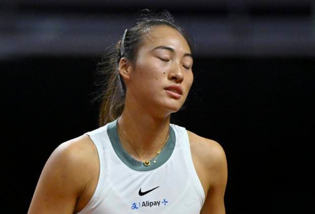Qinwen Zheng (CHN) enttaeuscht Tennis Damen Porsche-Cup Porsche Tennis Grand Prix GP Stuttgart 2024 Porsche Arena 18.04.2024 DFL REGULATIONS PROHIBIT ANY USE OF PHOTOGRAPHS AS IMAGE SEQUENCES AND OR QUASI-VIDEO Porsche Tennis Grand Prix GP Stuttgart 2024