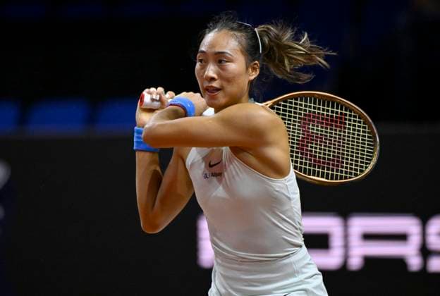 Qinwen Zheng (CHN) Aktion Tennis Damen Porsche-Cup Porsche Tennis Grand Prix GP Stuttgart 2024 Porsche Arena 18.04.2024 DFL REGULATIONS PROHIBIT ANY USE OF PHOTOGRAPHS AS IMAGE SEQUENCES AND OR QUASI-VIDEO Porsche Tennis Grand Prix GP Stuttgart 2024