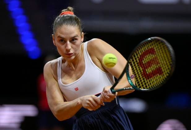 Marta Kostyuk (UKR) Aktion Tennis Damen Porsche-Cup Porsche Tennis Grand Prix GP Stuttgart 2024 Porsche Arena 18.04.2024 DFL REGULATIONS PROHIBIT ANY USE OF PHOTOGRAPHS AS IMAGE SEQUENCES AND OR QUASI-VIDEO Porsche Tennis Grand Prix GP Stuttgart 2024