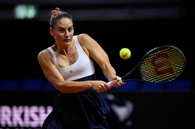 Marta Kostyuk (UKR) Aktion Tennis Damen Porsche-Cup Porsche Tennis Grand Prix GP Stuttgart 2024 Porsche Arena 18.04.2024 DFL REGULATIONS PROHIBIT ANY USE OF PHOTOGRAPHS AS IMAGE SEQUENCES AND OR QUASI-VIDEO Porsche Tennis Grand Prix GP Stuttgart 2024