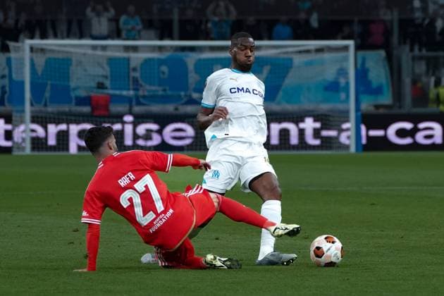 Geoffrey Kondogbia (Olympique de Marseille) - Rafa Silva (SL Benfica) FOOTBALL : Olympique de Marseille vs SL Benfica - Ligue Europa - Quart de finale retour - Marseille - 18 04 2024 NorbertScanella Panoramic 