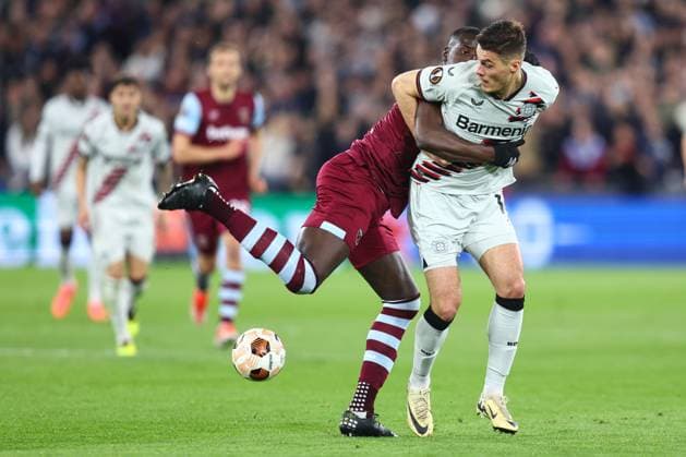 West Ham v Leverkusen 18 April 2024, London - UEFA EUROPA League, Quarter-Final (Second Leg) - West Ham United v Bayer 04 Leverkusen - Kurt Zouma of West Ham and Patrick Schick of Bayer Leverkusen - Photo: Charlotte Wilson Offside. London UK Copyright: xCharlottexWilsonx xOffsidexOffside