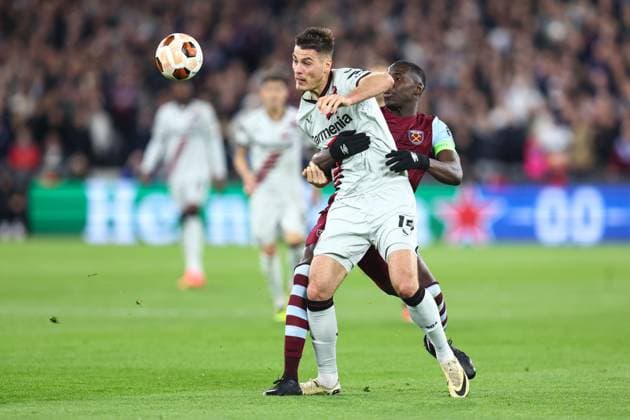 West Ham v Leverkusen 18 April 2024, London - UEFA EUROPA League, Quarter-Final (Second Leg) - West Ham United v Bayer 04 Leverkusen - Kurt Zouma of West Ham and Patrick Schick of Bayer Leverkusen - Photo: Charlotte Wilson Offside. London UK Copyright: xCharlottexWilsonx xOffsidexOffside