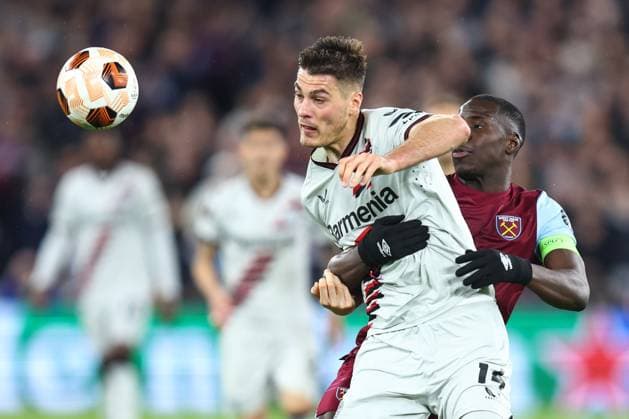 Sport Bilder des Tages West Ham v Leverkusen 18 April 2024, London - UEFA EUROPA League, Quarter-Final (Second Leg) - West Ham United v Bayer 04 Leverkusen - Kurt Zouma of West Ham and Patrick Schick of Bayer Leverkusen - Photo: Charlotte Wilson Offside. London UK Copyright: xCharlottexWilsonx xOffsidexOffside