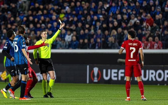 Football - UEFA Europa League - Quarter-Final 2nd Leg - BC Atalanta v Liverpool FC BERGAMO, ITALY - Thursday, April 18, 2024: Liverpool s Luis Diaz is shown a yellow card by referee Francois Letexier during the UEFA Europa League Quarter-Final 2nd Leg match between BC Atalanta and Liverpool FC at the Stadio Atleti Azzurri d Italia. (Photo by David Rawcliffe Propaganda) BERGAMO Stadio Atleti Azzurri d Italia LOMBARDY ITALY  Copyright: xDavidxRawcliffex P2024-04-18-Atalanta_Liverpool-39