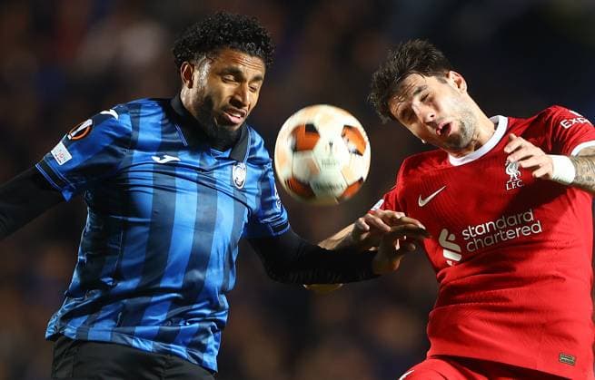 Sport Bilder des Tages Ederson of Atalanta and Dominik Szoboszlai of Liverpool in action Atalanta v Liverpool, UEFA Europa League, Quarter Final, Second Leg, Football, Gewiss Stadium, Bergamo, Italy - 18 Apr 2024 EDITORIAL USE ONLY No use with unauthorised audio, video, data, fixture lists, club league logos or live services. Online in-match use limited to 120 images, no video emulation. No use in betting, games or single club league player publications. Copyright: xKieranxMcManus Shutterstockx 14438415aa