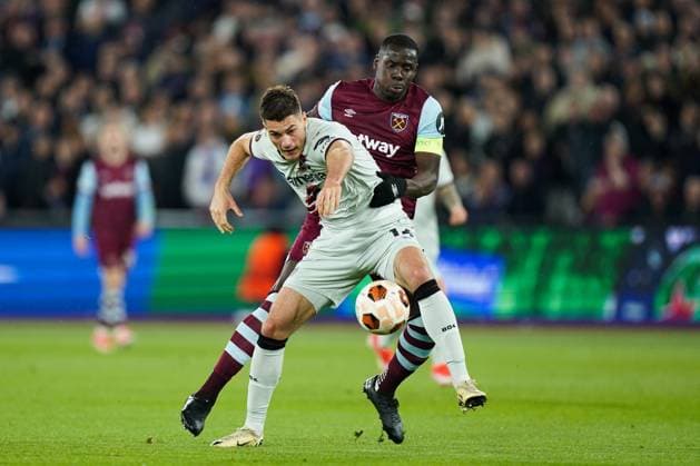 Sport Themen der Woche KW16 Sport Bilder des Tages West Ham United FC v Bayer 04 Leverkusen Patrik Schick of Bayer Leverkusen and Kurt Zouma of West Ham United battling for the ball during the West Ham United FC v Bayer 04 Leverkusen UEFA Europa League Quater-Finals 2nd Leg match at London Stadium, London, England, United Kingdom on 18 April 2024 Editorial use only. All images are copyright Every Second Media Limited. No images may be reproduced without prior permission. Copyright: xIMAGO EveryxSecondxMediax ESM-0986-0032