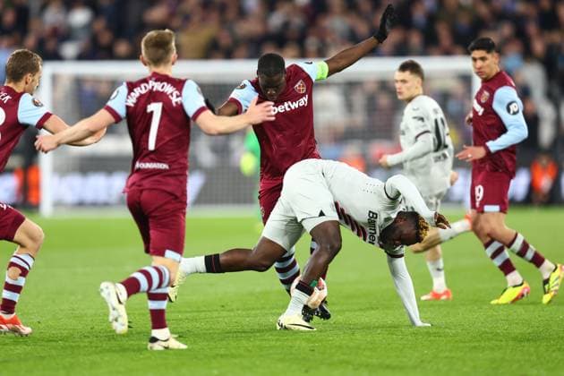 West Ham v Leverkusen 18 April 2024, London - UEFA EUROPA League, Quarter-Final (Second Leg) - West Ham United v Bayer 04 Leverkusen - Victor Boniface of Bayer Leverkusen and Kurt Zouma of West Ham - Photo: Charlotte Wilson Offside. London UK Copyright: xCharlottexWilsonx xOffsidexOffside