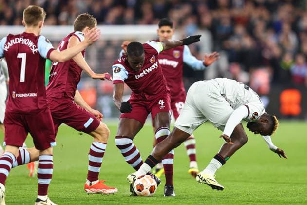 West Ham v Leverkusen 18 April 2024, London - UEFA EUROPA League, Quarter-Final (Second Leg) - West Ham United v Bayer 04 Leverkusen - Victor Boniface of Bayer Leverkusen and Kurt Zouma of West Ham - Photo: Charlotte Wilson Offside. London UK Copyright: xCharlottexWilsonx xOffsidexOffside