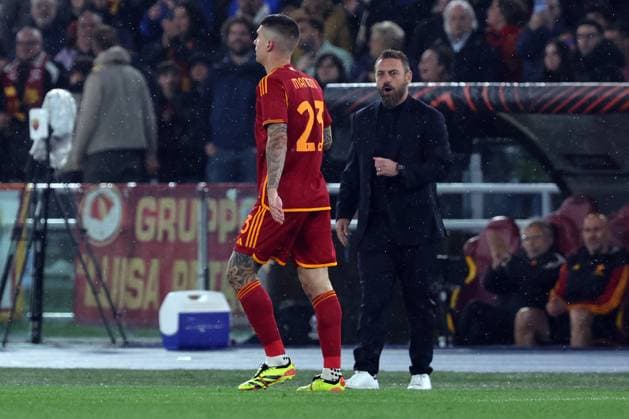 Rome, Italy 18.04.2024: Gianluca Mancini of Roma score the goal 1-0 and celebrate with the team during the UEFA Europa League 2023-2024, quarter final , football match between AS Roma vs AC Milan at Olympic Stadium in Rome.  Copyright: xMarcoxIacobucci IPAxSportx xipa-x xx IPA_45278170 IPA_Agency_IPA45278170