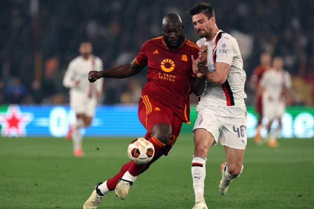 Rome, Italy 18.04.2024: Tammy Abraham of Roma fight for the ball with Gabbia of Milan during the UEFA Europa League 2023-2024, quarter final , football match between AS Roma vs AC Milan at Olympic Stadium in Rome.  Copyright: xMarcoxIacobucci IPAxSportx xipa-x xx IPA_45278174 IPA_Agency_IPA45278174