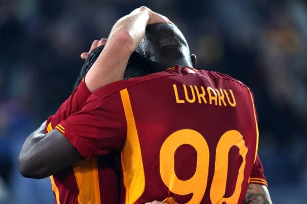 Sport Bilder des Tages Rome, Italy 18.04.2024: Paulo Dybala of Roma score the goal 2-0 and celebrate with the team during the UEFA Europa League 2023-2024, quarter final , football match between AS Roma vs AC Milan at Olympic Stadium in Rome.  Copyright: xMarcoxIacobucci IPAxSportx xipa-x xx IPA_45278222 IPA_Agency_IPA45278222
