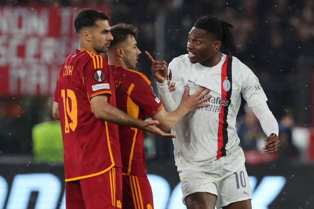 Football: UEFA Europa League 2023-2024 - Quarter Final football match As Roma vs AC Milan at Olympic Stadium in Rome on 18th April 2024 Rome, Italy 18.04.2024: Rafael Leao of Milan Protest against Leandro Paredes of Roma for kick from behind during the UEFA Europa League 2023-2024, quarter final , football match between AS Roma vs AC Milan at Olympic Stadium in Rome. Rome italy Italy  Copyright: xIPAxSport ABACAx