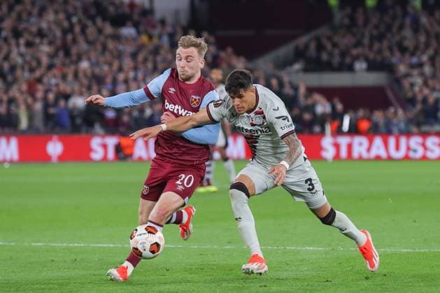 UEFA Europa League Quarter-Final West Ham United v Bayer 04 Leverkusen Jarrod Bowen of West Ham United and Piero HincapiÃ of Bayer Leverkusen battle for the ball, during the UEFA Europa League Quarter-Final match West Ham United vs Bayer 04 Leverkusen at London Stadium, London, United Kingdom, 18th April 2024 (Photo by Gareth Evans News Images) London London Stadium United Kingdom Copyright: xGarethxEvans NewsxImagesx