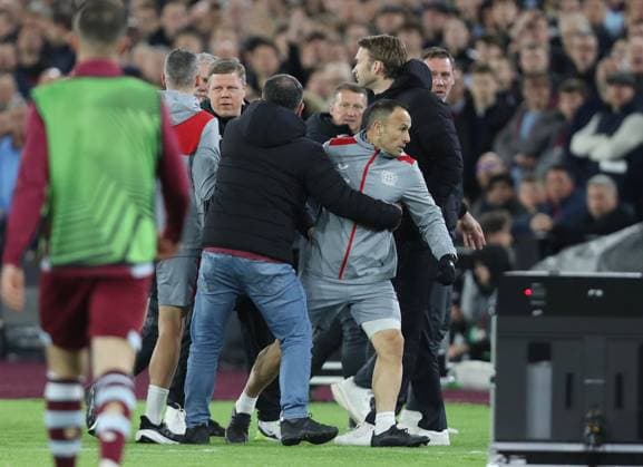 Sport Themen der Woche KW16 Sport Bilder des Tages - West Ham United v Bayer 04 Leverkusen, UEFA Europa League, Quarter Final, 2nd Leg, London Stadium, London, UK - 18th April 2024. Sebastian Parrilla, assistant coach of Bayer 04 Leverkusen argues with West Ham United staff in the technical area. - West Ham United v Bayer 04 Leverkusen, UEFA Europa League, Quarter Final, 2nd Leg, London Stadium, London, UK - 18th April 2024. London London Stadium UK Copyright: xDanxWeirx CP_West_Ham_United_Bayer_04_Leverkusen_52
