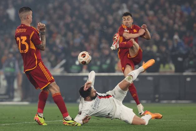 Rome, Italy 18.04.2024: Olivier Giroud of Milan, Stephan El Shaarawy of Roma during the UEFA Europa League 2023-2024, quarter final , football match between AS Roma vs AC Milan at Olympic Stadium in Rome.  Copyright: xMarcoxIacobucci IPAxSportx xipa-x xx IPA_45279568 IPA_Agency_IPA45279568