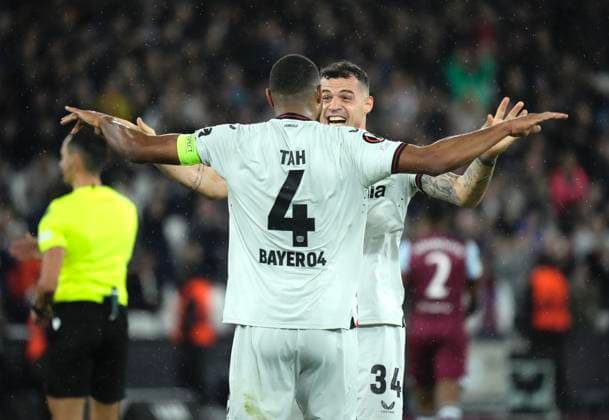 UEFA Europa League Quarter-Final: West Ham United F.C. vs. Bayer 04 Leverkusen Granit Xhaka and Jonathan Tah celebrate their team s qualification through to the semi-finals during the UEFA Europa League Quarter-Final match between West Ham United F.C. and Bayer 04 Leverkusen on April 18 2024, in London, United Kingdom London London Stadium London United Kingdom Copyright: xAlexandraxFechetex Photo 18.04.2024, 21 56 35 (4)