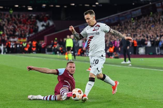 UEFA Europa League Quarter-Final West Ham United v Bayer 04 Leverkusen Vladimir Coufal of West Ham United tackles Alex Grimaldo of Bayer Leverkusen during the UEFA Europa League Quarter-Final match West Ham United vs Bayer 04 Leverkusen at London Stadium, London, United Kingdom, 18th April 2024 (Photo by Gareth Evans News Images) London London Stadium United Kingdom Copyright: xGarethxEvans NewsxImagesx