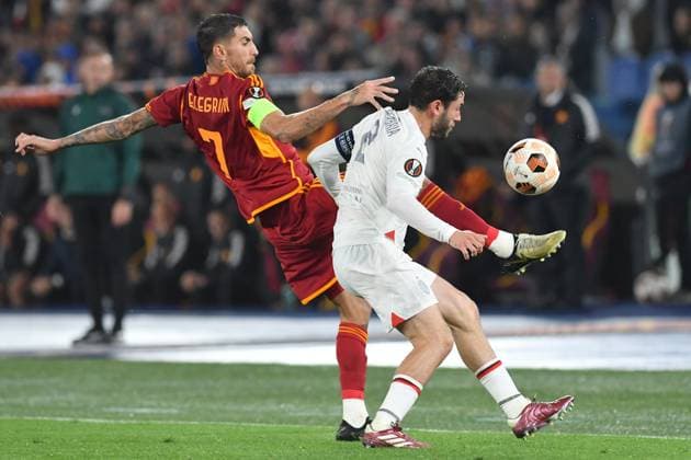 Soccer, Europa League match AS Roma v Milan Lorenzo Pellegrini of AS Roma,Davide Calabria of AC Milan during the Uefa Europa League quarter final second leg match AS Roma v Milan at Olimpico stadium in Rome, Italy, 18th April, 2024. Imago-Images Emmefoto Copyright: xImago-Images Emmefotox