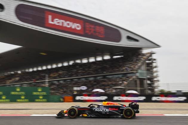 01 VERSTAPPEN Max (nld), Red Bull Racing RB20, action during the Formula 1 Lenovo Chinese Grand Prix 2024, 5th round of the 2024 Formula One World Championship, WM, Weltmeisterschaft from April 19 to 21, 2024 on the Shanghai International Circuit, in Shanghai, China - F1 - CHINESE GRAND PRIX 2024 DPPI Panoramic  240419_R05_CHINA_DP_DC0A1754