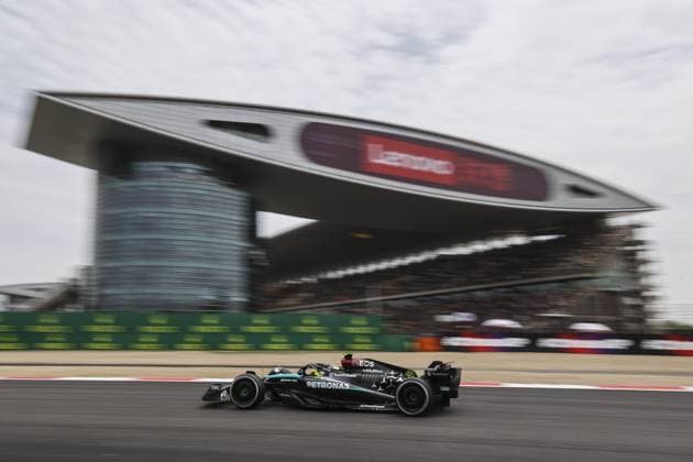 44 HAMILTON Lewis (gbr), Mercedes AMG F1 Team W15, action during the Formula 1 Lenovo Chinese Grand Prix 2024, 5th round of the 2024 Formula One World Championship, WM, Weltmeisterschaft from April 19 to 21, 2024 on the Shanghai International Circuit, in Shanghai, China - F1 - CHINESE GRAND PRIX 2024 DPPI Panoramic  240419_R05_CHINA_DP_DC0A1892