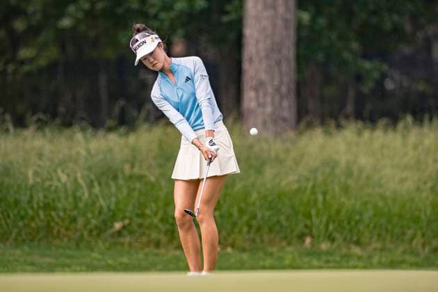 April 18, 2024, The Woodlands, Texas, USA: GRACE KIM chips on green during round 1 of The Chevron Championship at The Club at Carlton Woods on April 18, 2024, in The Woodlands, Texas. The Woodlands USA - ZUMAp213 20240418_znp_p213_094 Copyright: xLynnxPenningtonx