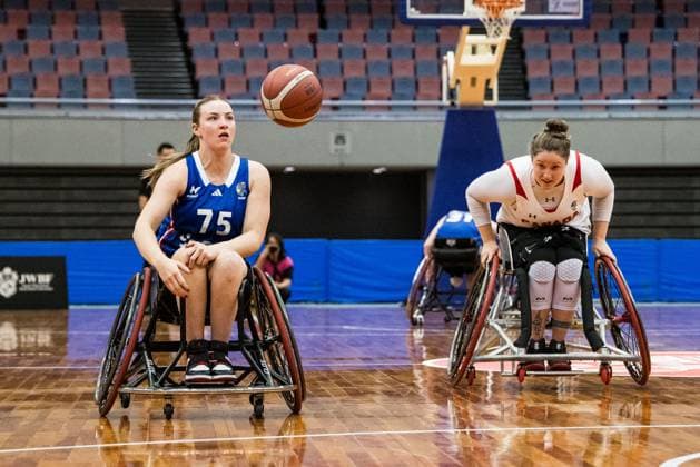 Rollstuhlbasketball, Frauen, IWBF Paralympics Quali, Kanada - Frankreich 2024 IWBF Women’s Repechage: Kanada - Frankreich; 19.04.2024 Charlene Coatantiec (Frankreich, 75) am Ball, Arinn Young (Kanada, 6) 2024 IWBF Women’s Repechage: Kanada - Frankreich; Asue Arena, Osaka Copyright: xBEAUTIFULxSPORTS Wunderlx