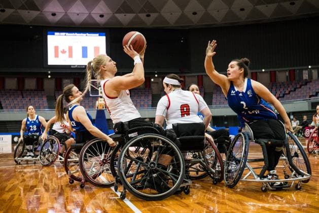 Rollstuhlbasketball, Frauen, IWBF Paralympics Quali, Kanada - Frankreich 2024 IWBF Women’s Repechage: Kanada - Frankreich; 19.04.2024 Kady Dandeneau (Kanada, 13) am Ball, Marion Blais (Frankreich, 2) verteidigt 2024 IWBF Women’s Repechage: Kanada - Frankreich; Asue Arena, Osaka Copyright: xBEAUTIFULxSPORTS Wunderlx
