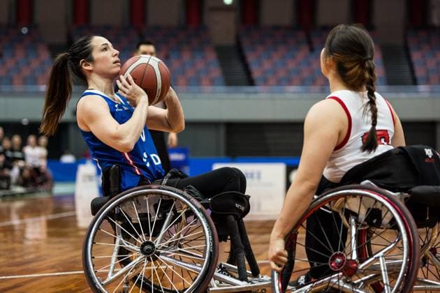 Rollstuhlbasketball, Frauen, IWBF Paralympics Quali, Kanada - Frankreich 2024 IWBF Women’s Repechage: Kanada - Frankreich; 19.04.2024 Anne-Sophie Robler (Frankreich, 10) am Ball, Puisand Lai (Kanada, 10) 2024 IWBF Women’s Repechage: Kanada - Frankreich; Asue Arena, Osaka Copyright: xBEAUTIFULxSPORTS Wunderlx