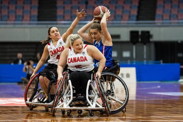 Rollstuhlbasketball, Frauen, IWBF Paralympics Quali, Kanada - Frankreich 2024 IWBF Women’s Repechage: Kanada - Frankreich; 19.04.2024 Rosie Lalonde (Kanada, 4), Melanie Hawtin (Kanada, 15), Lisa Clary-Galibert (Frankreich, 9) am Ball 2024 IWBF Women’s Repechage: Kanada - Frankreich; Asue Arena, Osaka Copyright: xBEAUTIFULxSPORTS Wunderlx