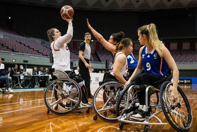Rollstuhlbasketball, Frauen, IWBF Paralympics Quali, Kanada - Frankreich 2024 IWBF Women’s Repechage: Kanada - Frankreich; 19.04.2024 Arinn Young (Kanada, 6) am Ball, Marion Blais (Frankreich, 2) 2024 IWBF Women’s Repechage: Kanada - Frankreich; Asue Arena, Osaka Copyright: xBEAUTIFULxSPORTS Wunderlx