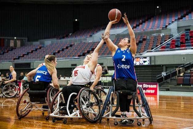 Rollstuhlbasketball, Frauen, IWBF Paralympics Quali, Kanada - Frankreich 2024 IWBF Women’s Repechage: Kanada - Frankreich; 19.04.2024 Melanie Hawtin (Kanada, 15), Marion Blais (Frankreich, 2) im Wurf 2024 IWBF Women’s Repechage: Kanada - Frankreich; Asue Arena, Osaka Copyright: xBEAUTIFULxSPORTS Wunderlx