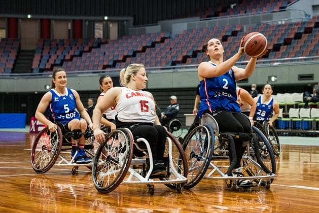 Rollstuhlbasketball, Frauen, IWBF Paralympics Quali, Kanada - Frankreich 2024 IWBF Women’s Repechage: Kanada - Frankreich; 19.04.2024 Melanie Hawtin (Kanada, 15), Marion Blais (Frankreich, 2) im Wurf 2024 IWBF Women’s Repechage: Kanada - Frankreich; Asue Arena, Osaka Copyright: xBEAUTIFULxSPORTS Wunderlx
