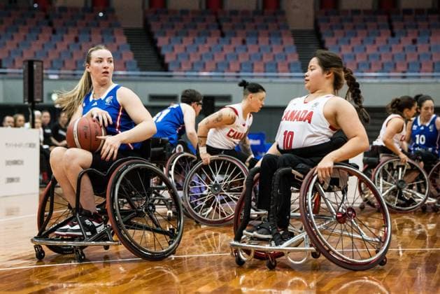 Rollstuhlbasketball, Frauen, IWBF Paralympics Quali, Kanada - Frankreich 2024 IWBF Women’s Repechage: Kanada - Frankreich; 19.04.2024 Charlene Coatantiec (Frankreich, 75) am Ball, Puisand Lai (Kanada, 10)+ 2024 IWBF Women’s Repechage: Kanada - Frankreich; Asue Arena, Osaka Copyright: xBEAUTIFULxSPORTS Wunderlx