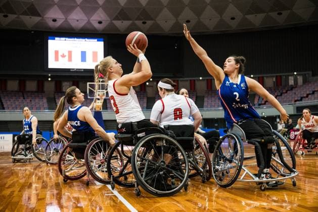 Rollstuhlbasketball, Frauen, IWBF Paralympics Quali, Kanada - Frankreich 2024 IWBF Women’s Repechage: Kanada - Frankreich; 19.04.2024 Kady Dandeneau (Kanada, 13) am Ball, Marion Blais (Frankreich, 2) verteidigt 2024 IWBF Women’s Repechage: Kanada - Frankreich; Asue Arena, Osaka Copyright: xBEAUTIFULxSPORTS Wunderlx