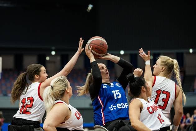 Rollstuhlbasketball, Frauen, IWBF Paralympics Quali, Kanada - Frankreich 2024 IWBF Women’s Repechage: Kanada - Frankreich; 19.04.2024 Bethany Johnson (Kanada, 12), Melanie Hawtin (Kanada, 15), Angelique Pichon (Frankreich, 15) am Ball, Tara Llanes (Kanada, 11), Kady Dandeneau (Kanada, 13) 2024 IWBF Women’s Repechage: Kanada - Frankreich; Asue Arena, Osaka Copyright: xBEAUTIFULxSPORTS Wunderlx