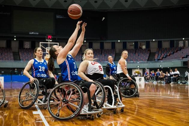 Rollstuhlbasketball, Frauen, IWBF Paralympics Quali, Kanada - Frankreich 2024 IWBF Women’s Repechage: Kanada - Frankreich; 19.04.2024 Marie Carliez (Frankreich, 7) im Wurf, Melanie Hawtin (Kanada, 15) 2024 IWBF Women’s Repechage: Kanada - Frankreich; Asue Arena, Osaka Copyright: xBEAUTIFULxSPORTS Wunderlx