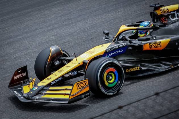 81 PIASTRI Oscar (aus), McLaren F1 Team MCL38, action during the Formula 1 Lenovo Chinese Grand Prix 2024, 5th round of the 2024 Formula One World Championship, WM, Weltmeisterschaft from April 19 to 21, 2024 on the Shanghai International Circuit, in Shanghai, China - F1 - CHINESE GRAND PRIX 2024 DPPI Panoramic  03195